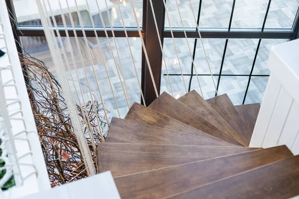 Architecture fond escalier en colimaçon en bois — Photo