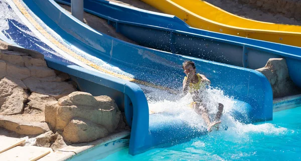 Menina em um slide em um parque aquático — Fotografia de Stock