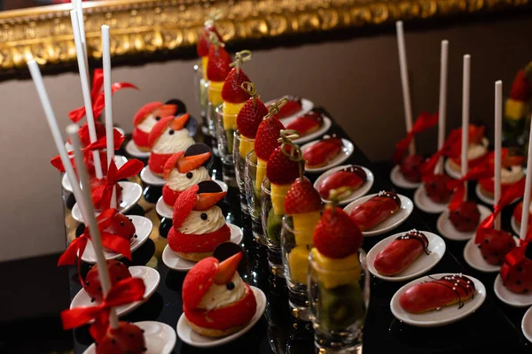 Catering. Prachtig versierde snoepjes op tafel en fruit — Stockfoto