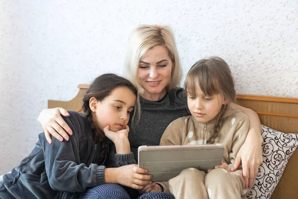 Moeder en dochter kijken naar Tablet PC — Stockfoto