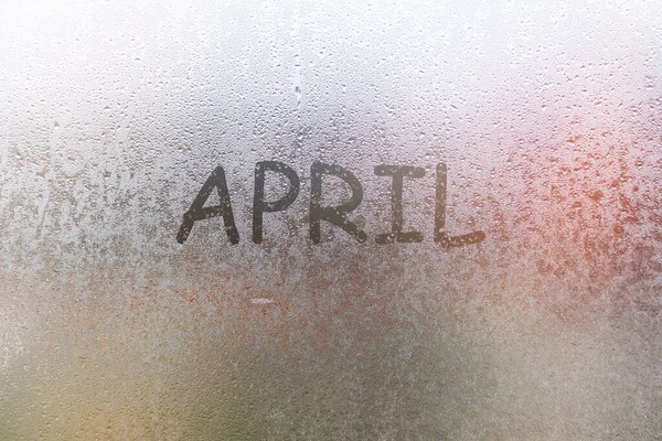 Ploaie de toamnă, inscripția de pe sticla transpirată - aprilie — Fotografie, imagine de stoc