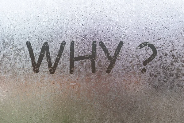 Wtitten word ¿Por qué con un signo de interrogación en la ventana de niebla. Gotas de agua fondo de condensación de rocío sobre vidrio, humedad y niebla vista de cerca. Fuera de la casa, mal tiempo de lluvia — Foto de Stock