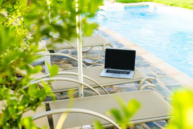 Yüzme havuzunun yanındaki güneş panelinde..