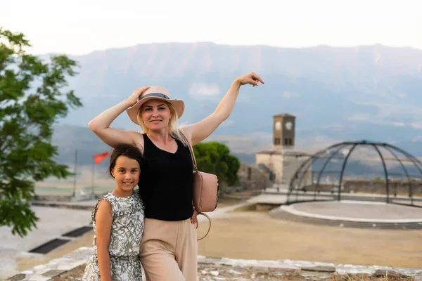 GJIROKASTER, ALBANIEN. Menschen genießen die friedliche Atmosphäre in den Vierteln der Altstadt UNESCO-Weltkulturerbe und beliebtes Touristenziel. — Stockfoto