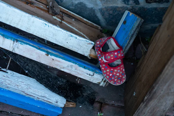 Sapatos de crianças em representar vítimas civis em uma zona de guerra ativa — Fotografia de Stock