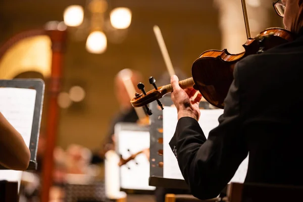 Mani che suonano il violino — Foto Stock