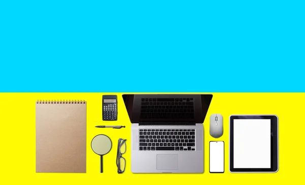 Drapeau de l'ukraine et ordinateur portable. Drapeau ukrainien bleu et jaune. Arrêtez la guerre. Pas de guerre. — Photo