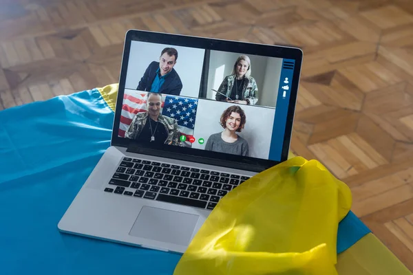 Ordinateur portable avec vidéoconférence près du drapeau de l'ukraine — Photo