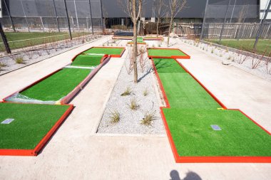 Gemi güvertesinde mini golf sahası