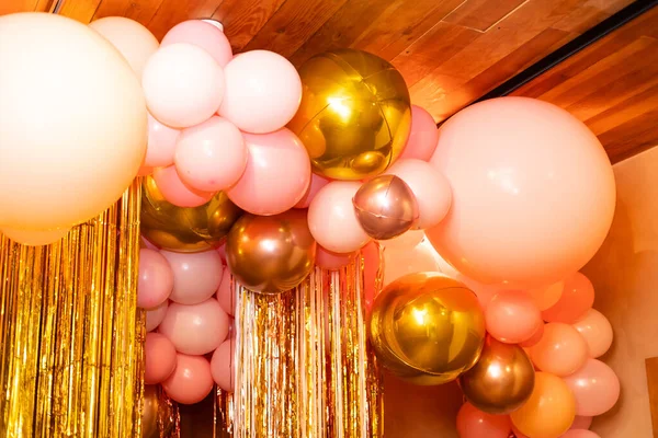 Balões rosa metálicos elegantes para o dia dos namorados, festa de galinha ou chá de bebê em um fundo branco — Fotografia de Stock