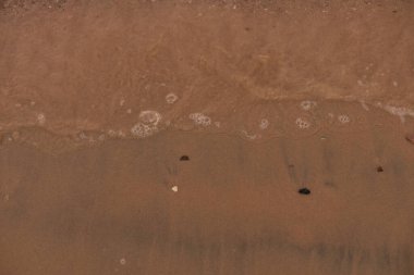 Kumsaldaki kırmızı kumu kapat.