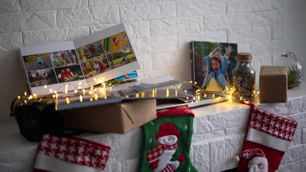 Livros de fotos de viagem encontram-se perto da árvore de Natal — Fotografia de Stock