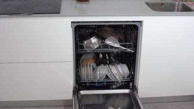 Temiz kapaklı bulaşık makinesini aç..