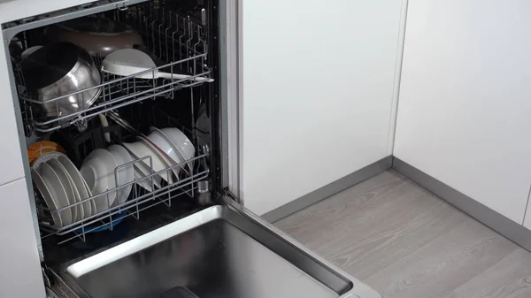 Moderna lavastoviglie aperta, tecnologia, cucina. — Foto Stock