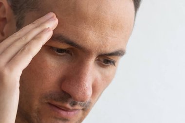 Yakışıklı beyaz yatay fotoğrafı dostum resimdeki izole üzerinde gri arka planda gösterilen ne kadar kafasını acıyor, ağrı, sefil ve yorgun görünümlü resim sağ tarafında