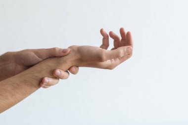 Adam bileğini incitti. Tendon hasarı, bileğinde kireçlenme ve de quervain hastalığı vardı..