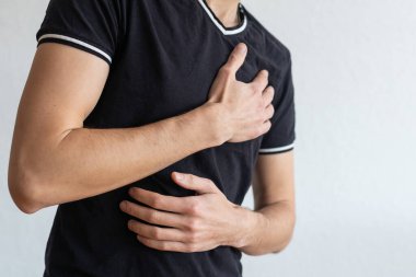 Adamın midesi ağrıyor.