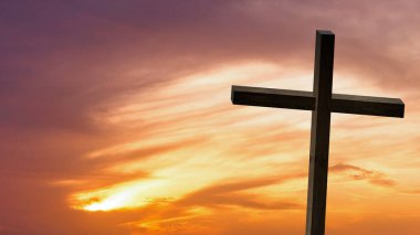 Tanrı aşkına çapraz. Paskalya, diriliş kavramı. Dramatik aydınlatma, renkli dağ günbatımı, kara bulutlar ve gökyüzü, Güneş ışınları bir zemin üzerine Hıristiyan ahşap çapraz.