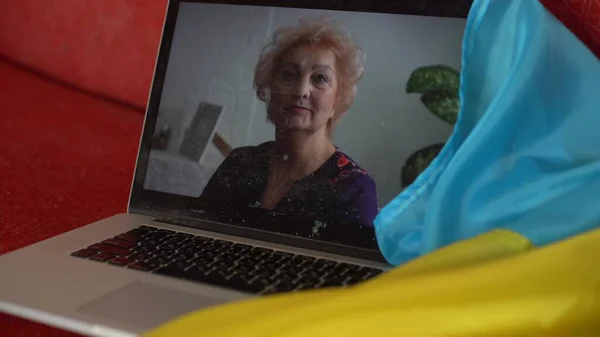 Femme, les nouvelles de l'Ukraine sur ordinateur portable. Gros plan, espace de copie, fond. — Photo