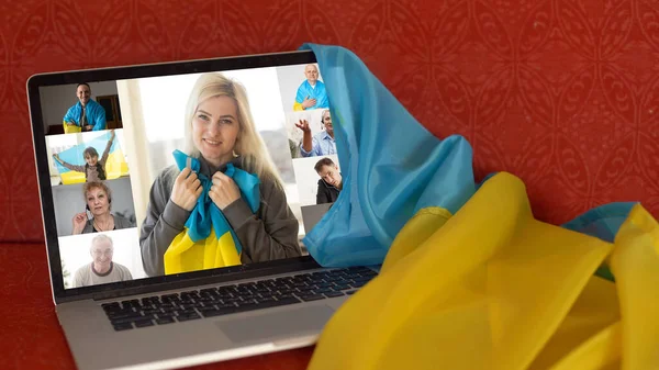 Ноутбук, украина, видеочаты. видео конференция — стоковое фото