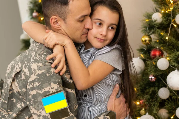 Soldado ucraniano. Militarização. Defensor ucraniano diz adeus à sua família. Mobilização de homens ucranianos. Guerra da Ucrânia e da Rússia — Fotografia de Stock
