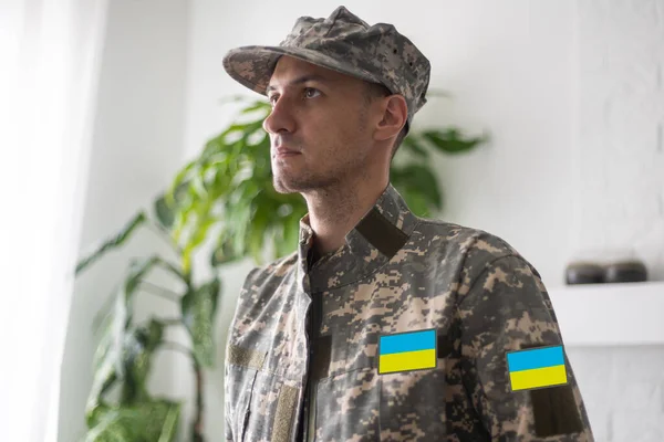 Ukraina patch flagga på armén enhetliga. Ukraina militär uniform. Ukrainska soldater — Stockfoto