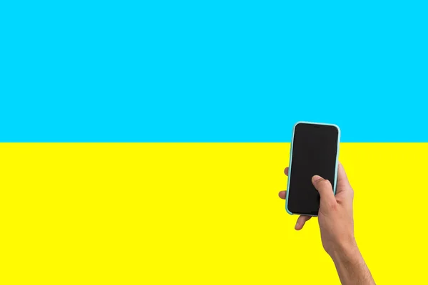 Ilustração de uma mão segurando um smartphone com a bandeira da Ucrânia — Fotografia de Stock
