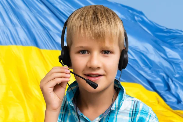 Дитина на тлі прапора України. — стокове фото