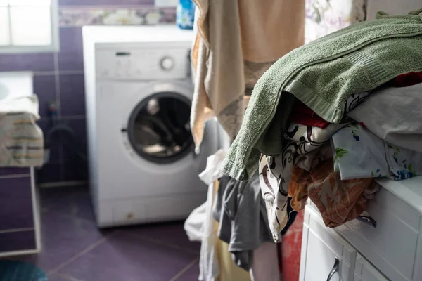 Интерьер прачечной, рядом со стиральной машиной стоят корзины для грязной одежды, чтобы отделить заполнены вещи — стоковое фото