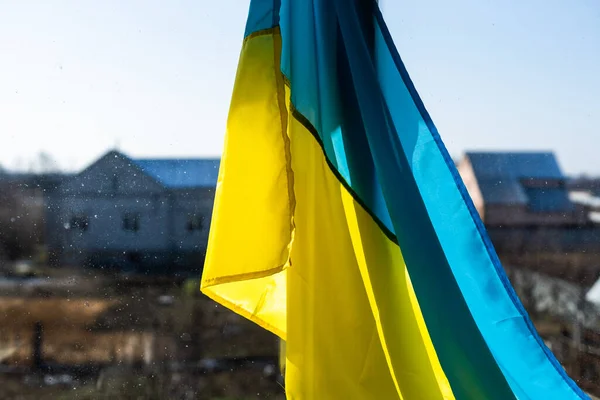 Unterstützt die Ukraine. Ukrainische Flagge am Fenster. Platz für Text. — Stockfoto