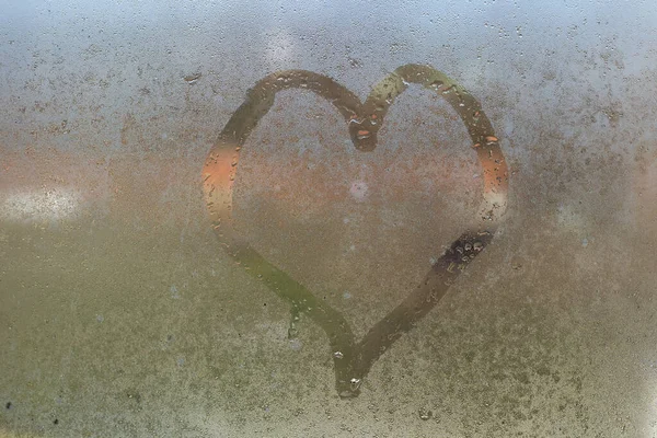 Bemaltes Herz auf dem nebligen Fenster. Ich liebe dich am Valentinstag. — Stockfoto