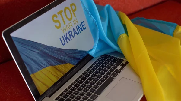 Bendera Ukraina dengan laptop layar, perang di Ukraina, patriot, template, perdamaian di Ukraina, laptop dengan layar putih — Stok Foto