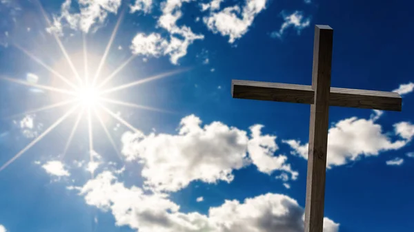 Jesus Christus Kreuz. Ostern, Auferstehungskonzept. christliches Holzkreuz auf einem Hintergrund mit dramatischer Beleuchtung, farbenfroher Sonnenuntergang in den Bergen, dunkle Wolken und Himmel, Sonnenstrahlen. — Stockfoto