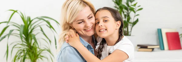 Bella ragazza della scuola che fa i compiti con la madre a casa — Foto Stock