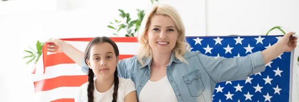 Madre e figlia con bandiera americana. — Foto Stock