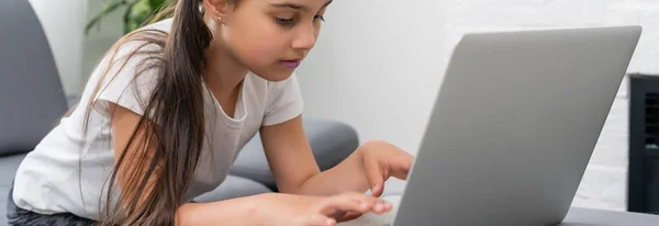 Bambina che studia con il computer, bambina con computer portatile online. — Foto Stock