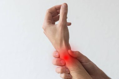 Adam bileğini incitti. Tendon hasarı, bileğinde kireçlenme ve de quervain hastalığı vardı..