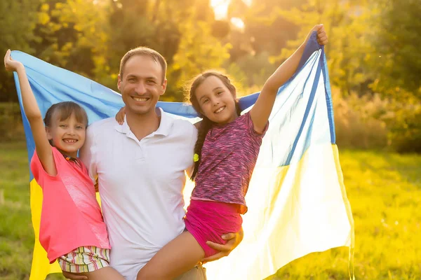 Dzień Flagi Niepodległości Ukrainy. Dzień Konstytucji. rodzina z flagą Ukrainy na polu. 24 sierpnia. Święto patriotyczne. — Zdjęcie stockowe