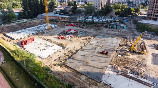 Baumaschinen auf dem Sportplatz. Bau von Sportplätzen. Kopieren Sie Platz für Ihren Text — Stockfoto