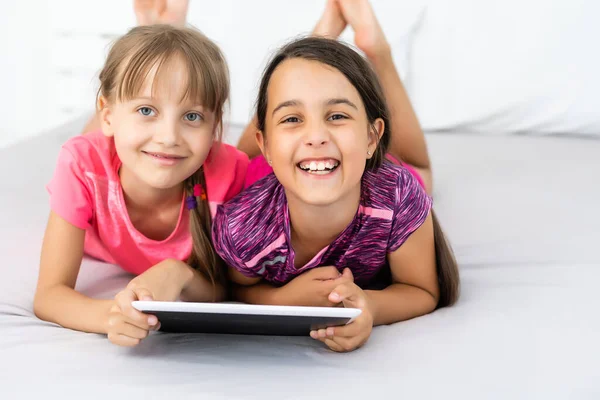 Kleine meisjes met behulp van tablet computer als kunstbord - samen schilderen — Stockfoto