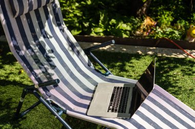 Laptop doğada, dizüstü bilgisayar bahçede..