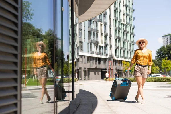 Valizli iş kadını, iş gezisi.