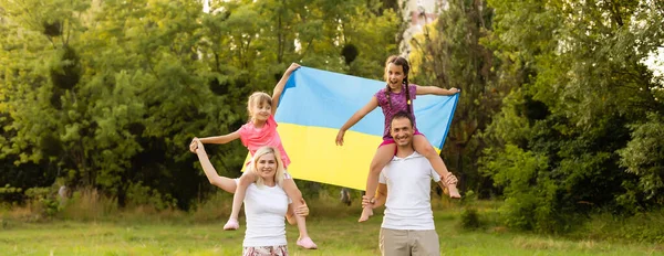 悬挂乌克兰国旗的家庭 — 图库照片