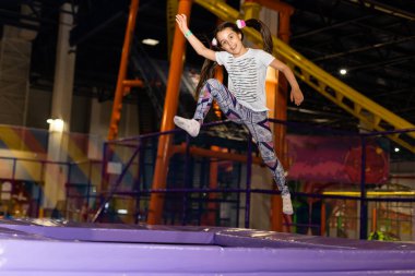 Küçük çocuk, trambolin içinde kapalı Bahçesi atlama. Etkin toddler kız spor merkezinde eğleniyor.