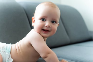 Bebek çocuk beyaz güneşli yatak odasında. Yeni doğan çocuk yatakta rahatlatıcı. Genç çocuklar için kreş