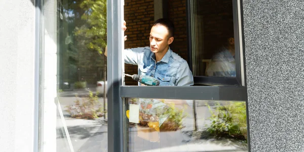 Trabajador de la construcción instalando ventana en casa —  Fotos de Stock