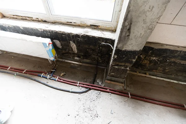 Vezetékek javítása az épületben. Elektromos vezetékek, vezetékek, konnektor az épület falán, otthoni javítás. kábelek. — Stock Fotó