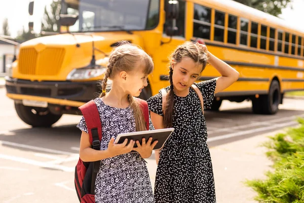 De vuelta a la escuela. Primer día de escuela. Dos chicas adolescentes en la escuela sintiéndose felices y emocionadas. — Foto de Stock