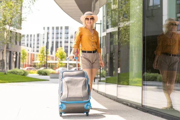 Γυναίκα με αποσκευές. ταξιδεύει σε όλο τον κόσμο — Φωτογραφία Αρχείου