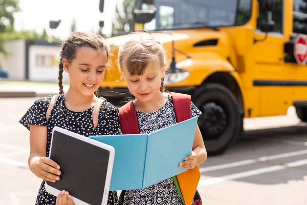 Happy Schoolgirls Outdoor. Voltar para a escola — Fotografia de Stock